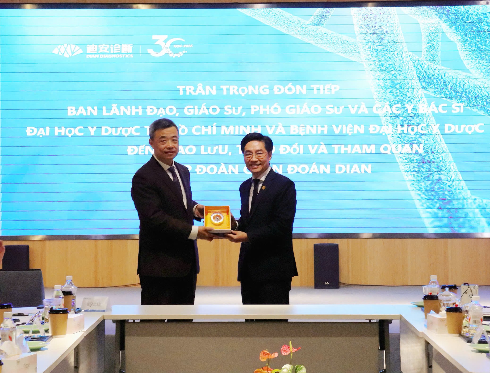 Đo&agrave;n đại biểu Đại học Y Dược TP. Hồ Ch&iacute; Minh thăm v&agrave; l&agrave;m việc tại Trụ sở Tập đo&agrave;n DIAN Diagnostics