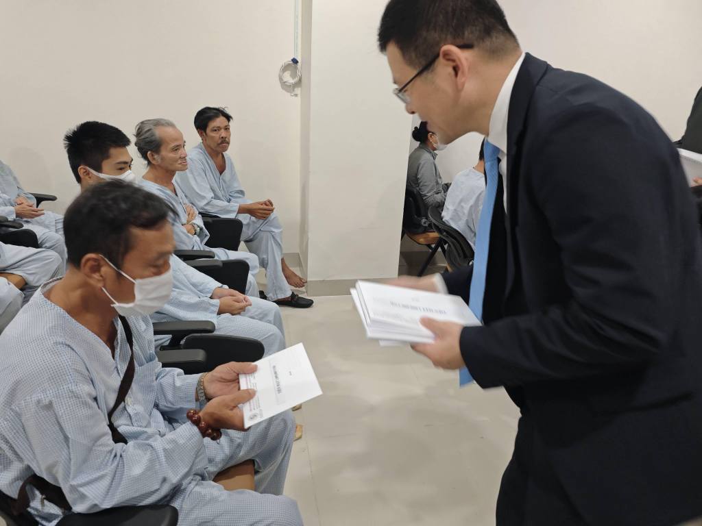 Đoàn thiện nguyện thăm hỏi bệnh nhân