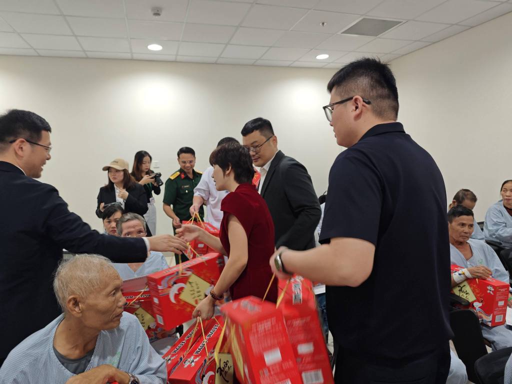 Trao quà Tết cho bệnh nhân nặng